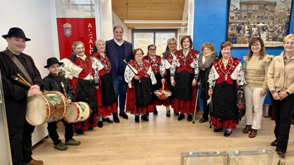 El alcalde de Guijuelo, Roberto Martín, entrega el bastón de mando a la Aguedera Mayor de 2026, Mª Tere Sánchez, en el Ayuntamiento del municipio, este viernes