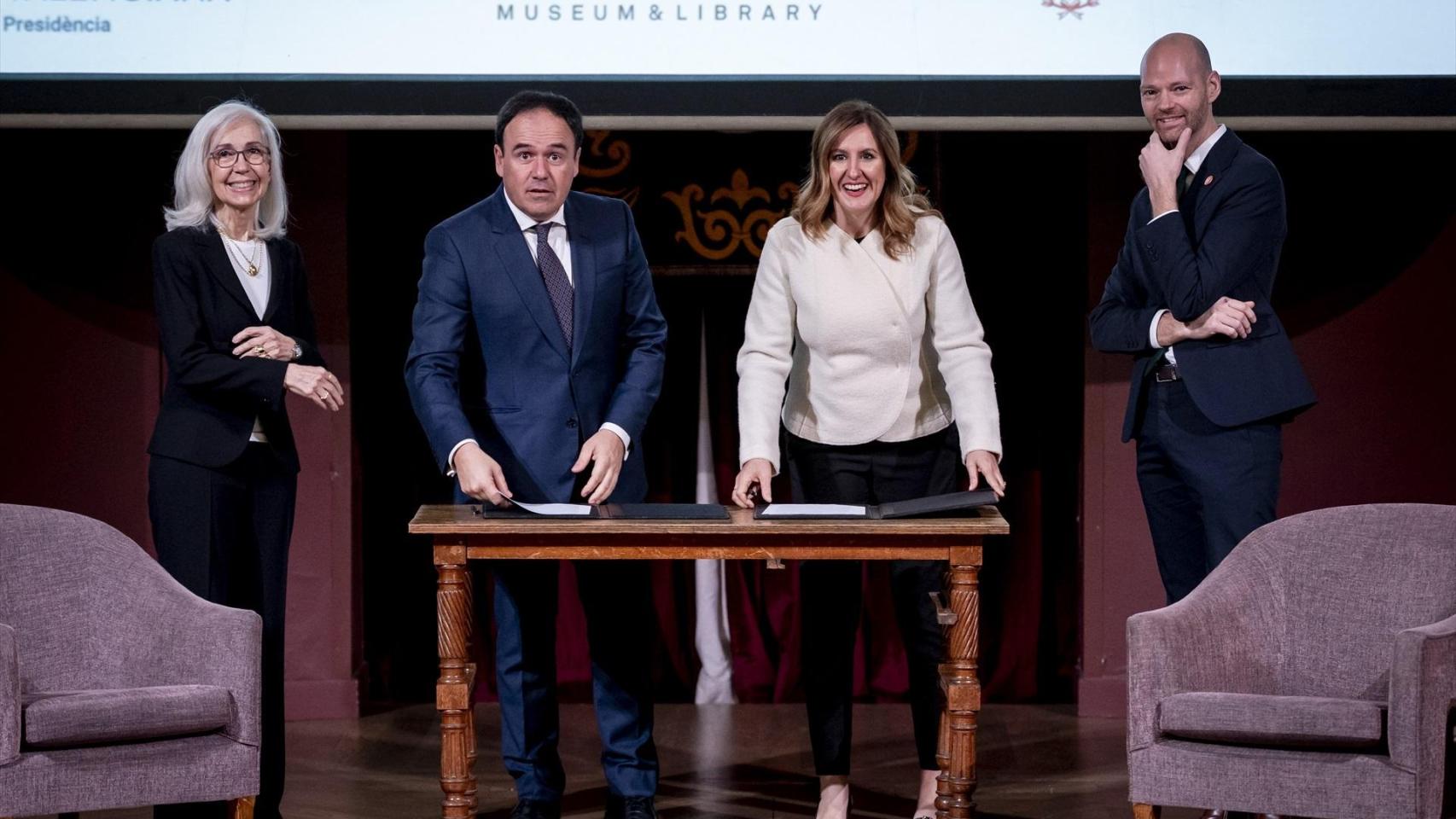 Firma del acuerdo de exhibición de las obras. A. Pérez Meca / Europa Press