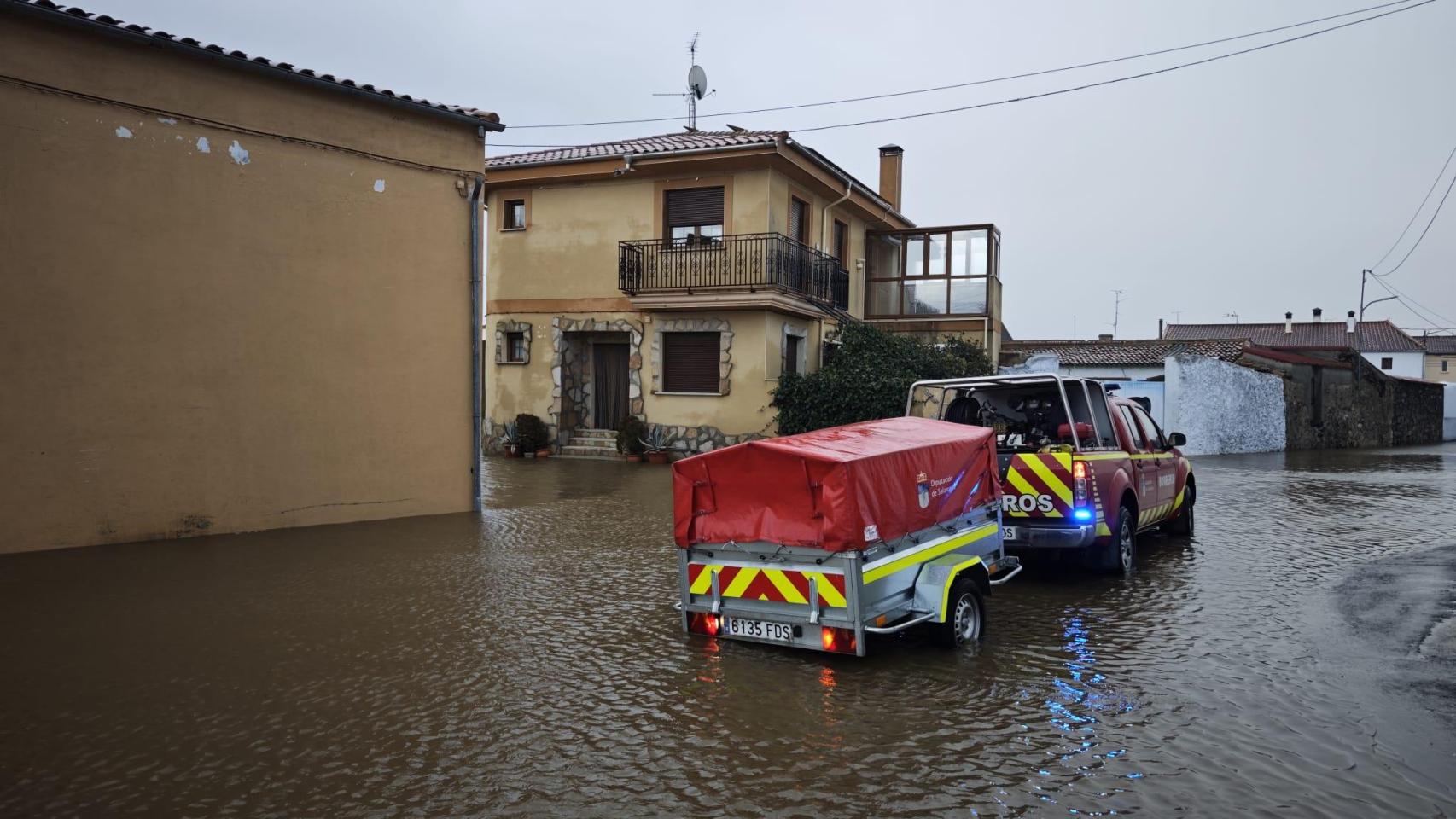 Una carretera de la provincia de Salamanca inundada por las fuertes lluvias de esta semana