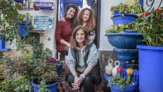 El barrio de Santa Cruz recibe a Ylenia Baglietto, Noemí Gallego y Verónica Ronda en el centro.
