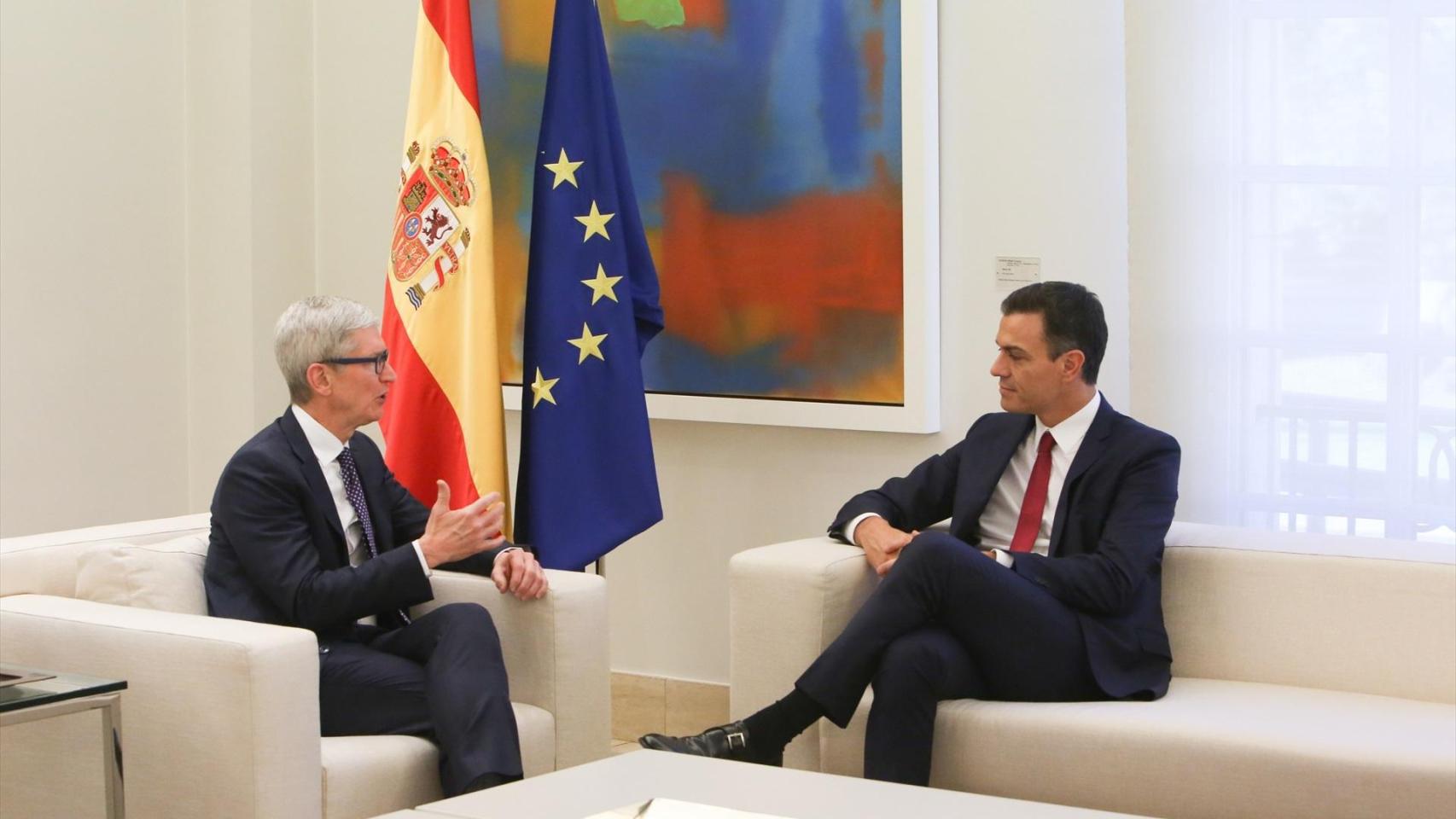 Sánchez, en 2018 junto a Tim Cook en el Palacio de la Moncloa.