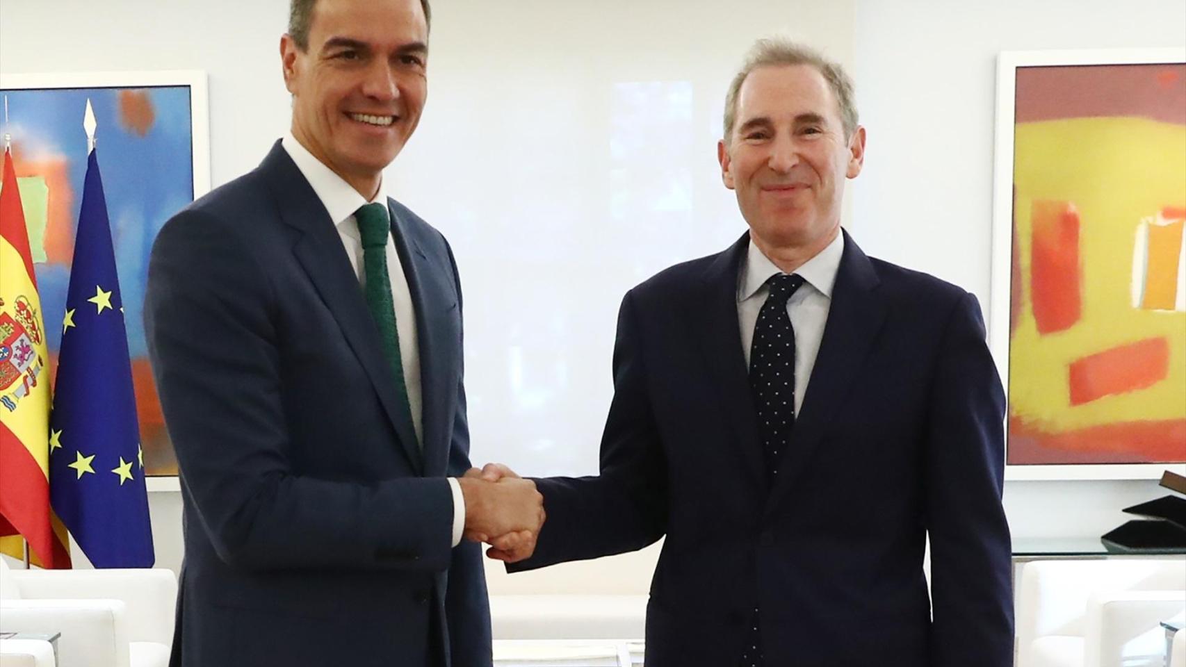 Sánchez junto al CEO de Amazón, Andy Jassi, el 21 de junio de 2024