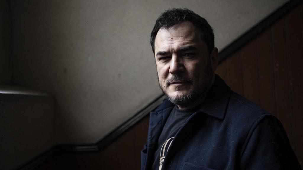 Ismael Serrano posa para El Español durante su entrevista.