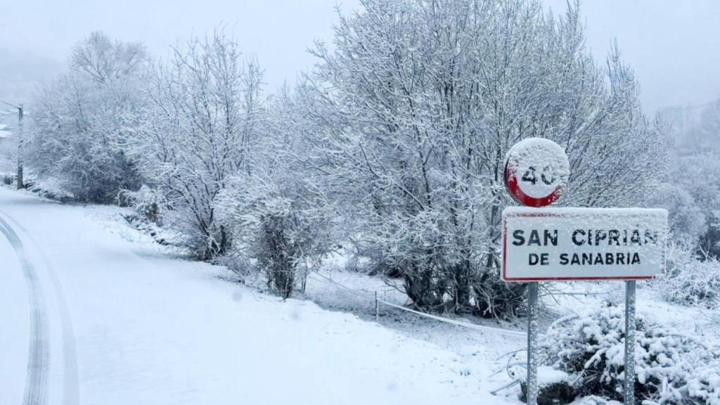 Nieve en la localidad zamorana de San Ciprián de Sanabria, el pasado miércoles