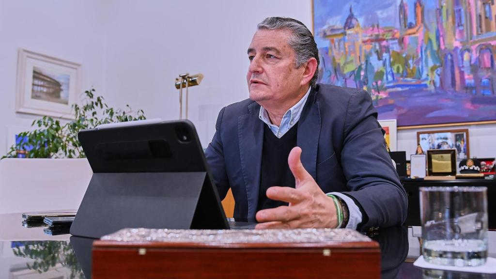 El consejero de Sanidad, Presidencia y Emergencias en Andalucía, Antonio Sanz, durante la entrevista al periódico EL ESPAÑOL.