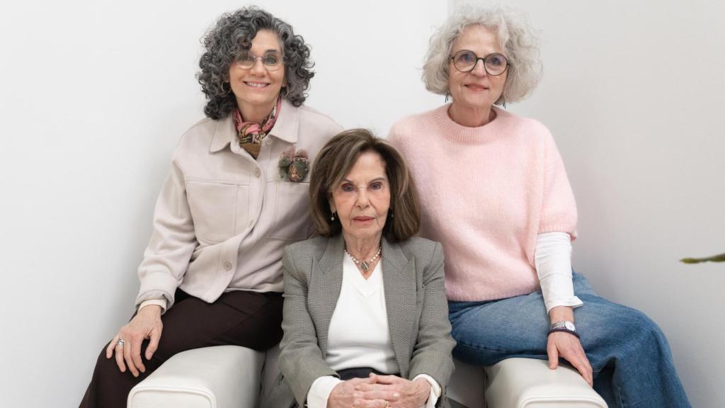 Denise Papo, superviviente del Holocausto, junto con sus hijas.