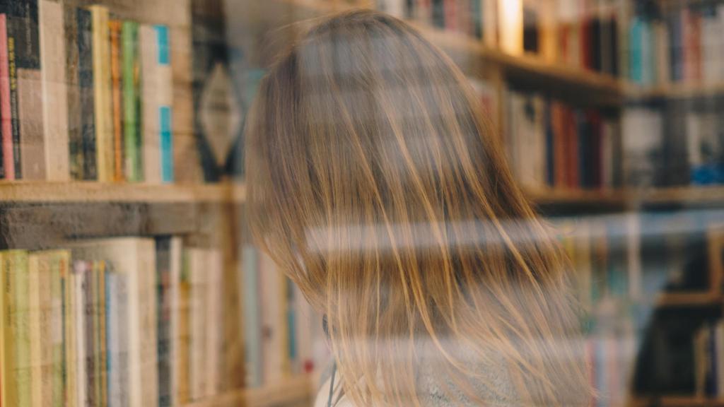 Imagen de archivo de una mujer en una biblioteca.