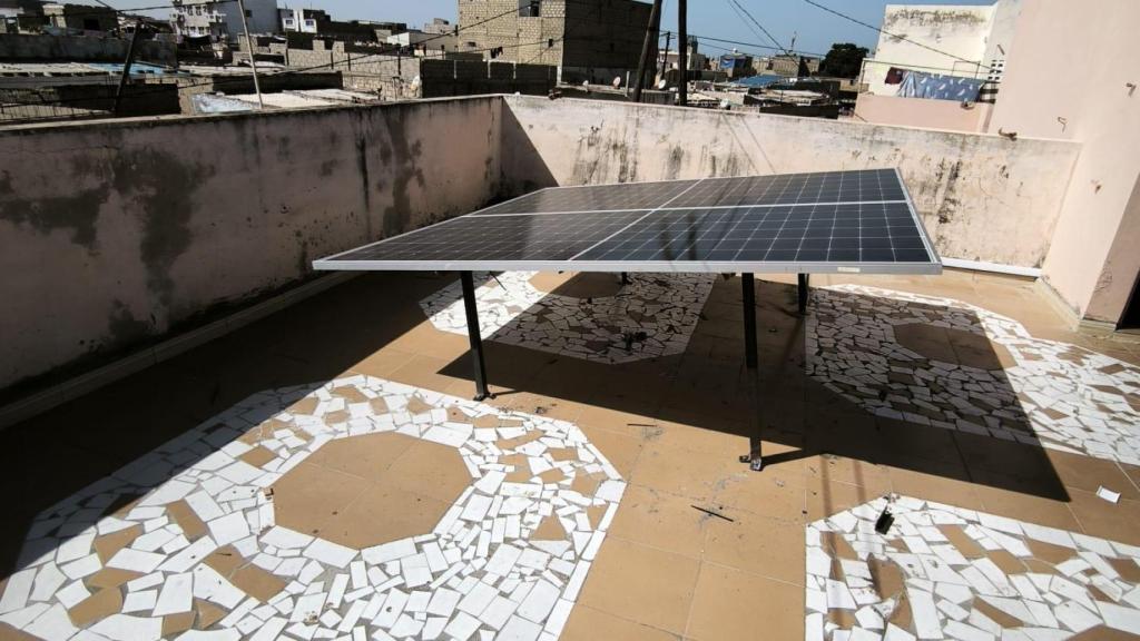 Los paneles solares que están instalando.