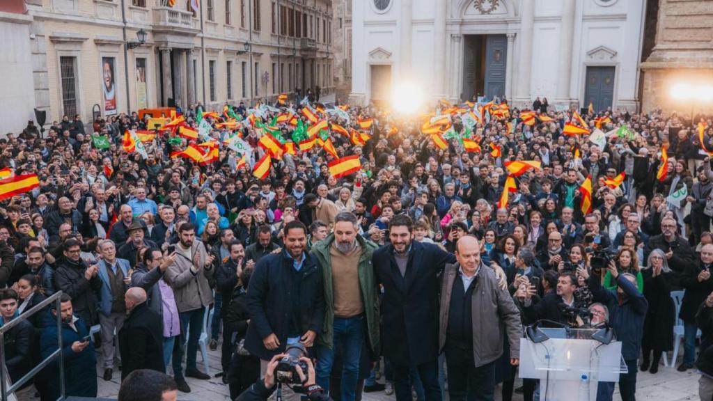 Santiago Abascal, Ignacio Garriga, Alejandro Nolasco y Santiago Morón en el cierre de la campaña de Vox en Zaragoza