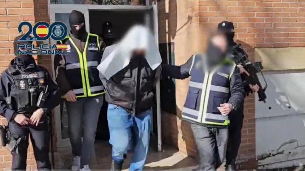 El terrorista, detenido esta semana, conducido por los agentes a la salida de la casa en la que vivía en Madrid.