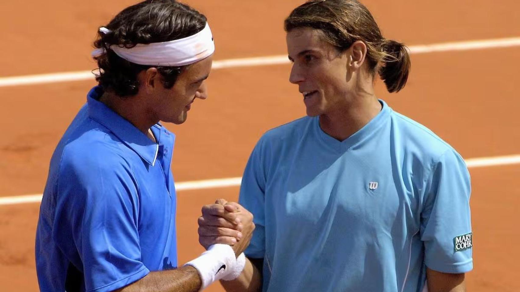 Diego Hartfield, en un partido contra Roger Federer.