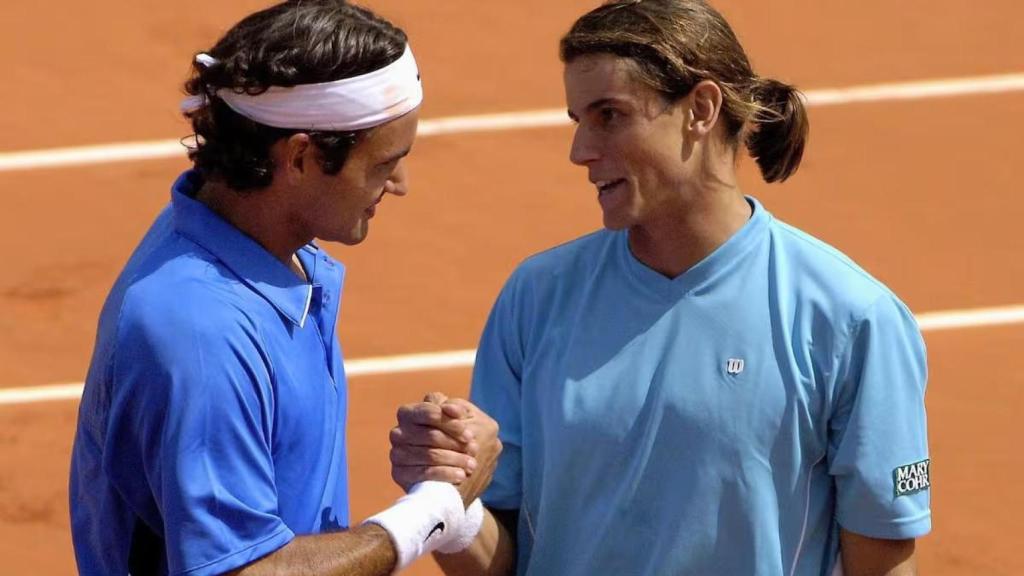 Diego Hartfield, en un partido contra Roger Federer.