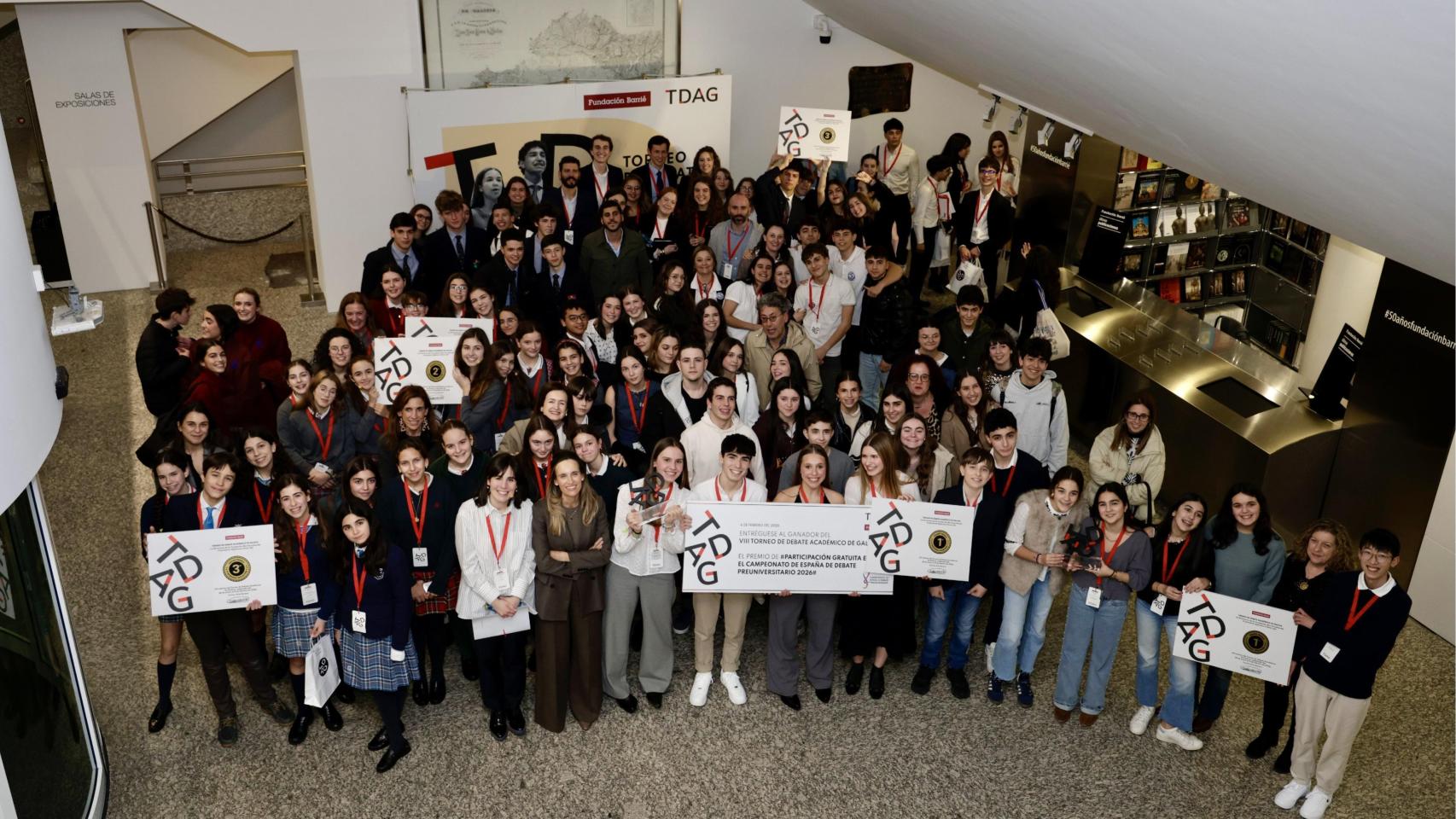 Carmen Arias, directora de la Fundación Barrié junto a los participantes del VIII Torneo de Debate Académico de Galicia