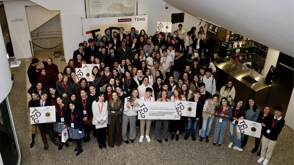 Carmen Arias, directora de la Fundación Barrié junto a los participantes del VIII Torneo de Debate Académico de Galicia