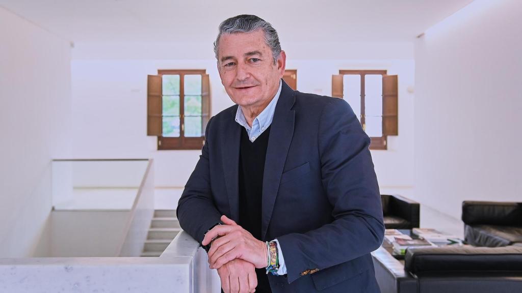 El consejero de Sanidad, Presidencia y Emergencias en Andalucía, Antonio Sanz, posa para la entrevista al periódico EL ESPAÑOL.