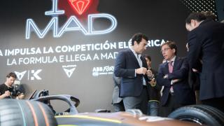 Alberto Longo, cofundador de la Fórmula E, habla con José Luis Martínez-Almeida, alcalde de Madrid.