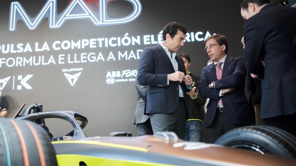 Alberto Longo, co-fundador de la Fórmula E, habla con José Luis Martínez-Almeida, alcalde de Madrid.