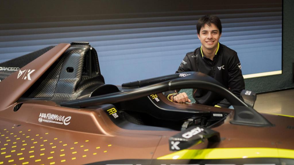 Pepe Martí, en el monoplaza expuesto por Cupra.