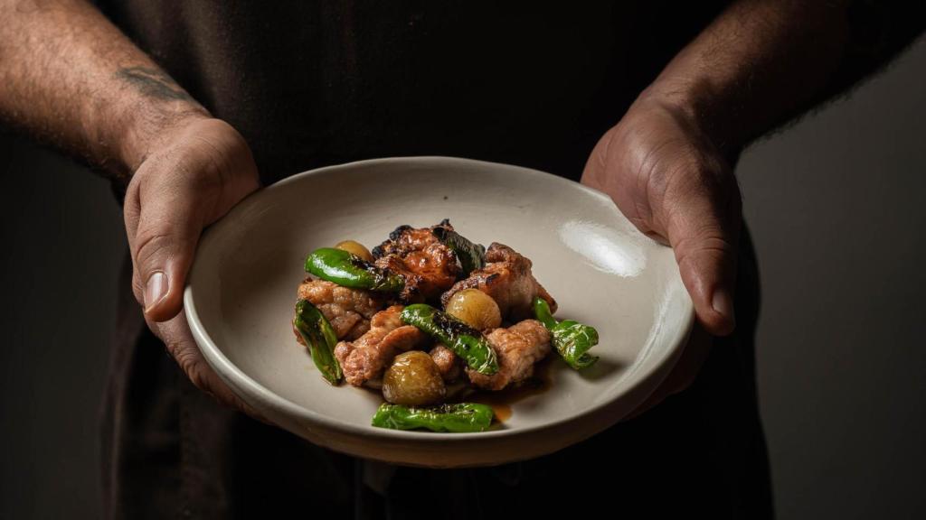 Molleja de ternera con crema de coliflor y piparras.