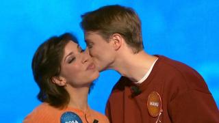 Rosa Rodríguez y Manu Pascual se saluda de forma cariñosa tras uno de los Roscos de 'Pasapalabra'.