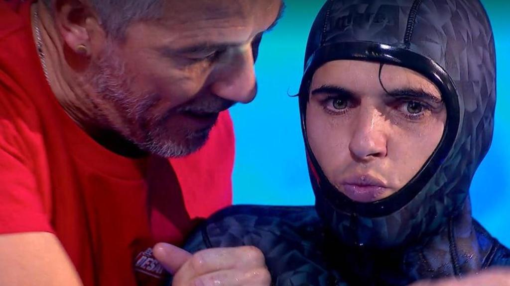 Daniel Illescas, completamente exhausto tras destrozar el récord de Rosa López de la apnea.