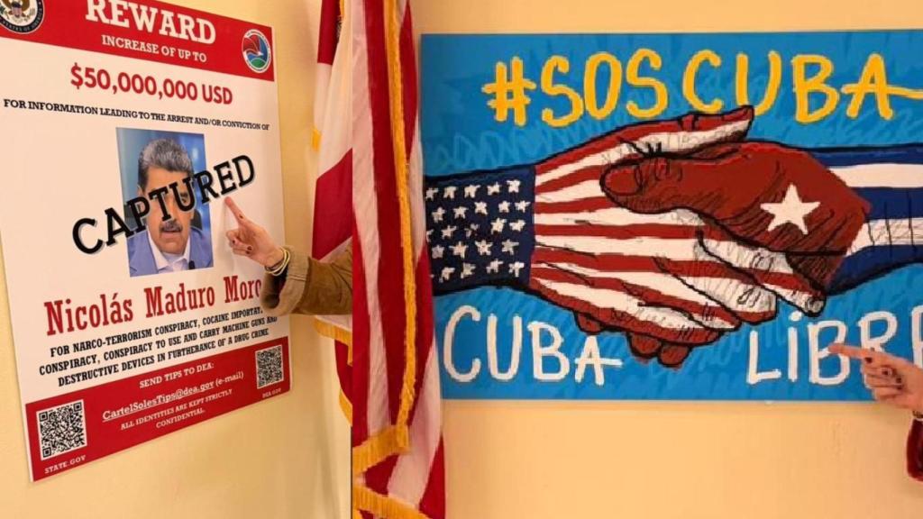 Los dos carteles a la entrada del despacho de Mario Díaz-Balart, congresista republicano estadounidense, de origen cubano.