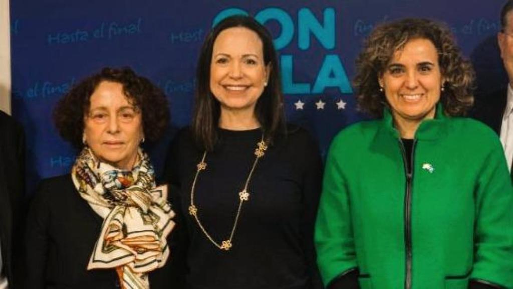 María Corina Machado, entre la exministra de Exteriores Ana Palacio y la secretaria general del PPE, Dolors Montserrat, en Washington.