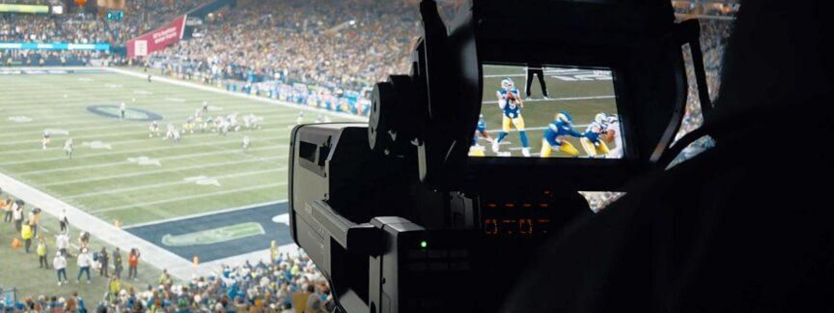 Cámara grabando un partido de fútbol americano