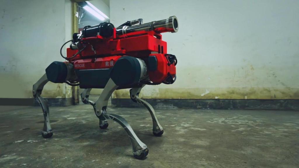 El perro robot DEEP Robotics X30 que ayuda en la extinción de incendios.
