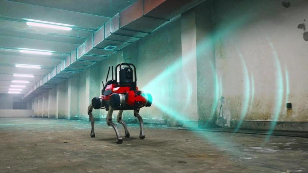 El perro robot DEEP Robotics X30 que ayuda en la extinción de incendios.