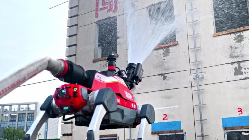 El perro robot DEEP Robotics X30 que ayuda en la extinción de incendios.