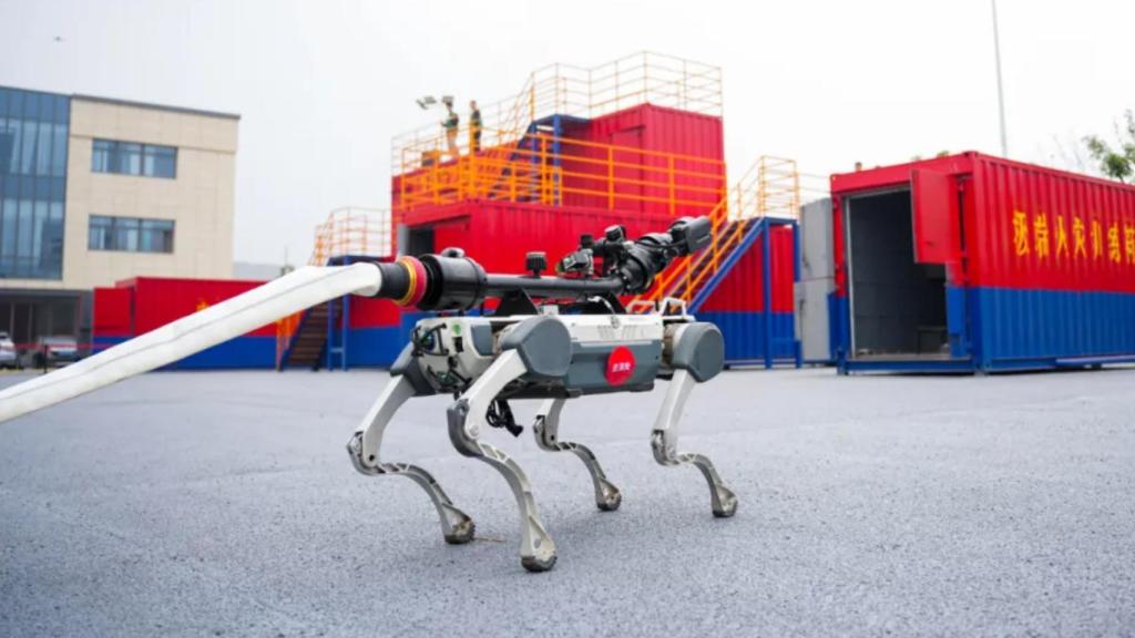 El perro robot DEEP Robotics X30 que ayuda en la extinción de incendios.