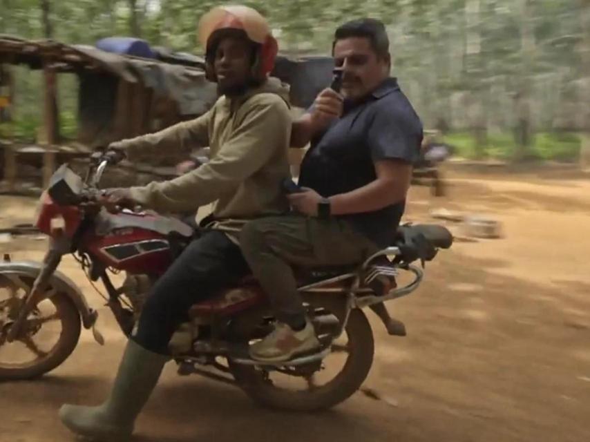 Jalis de la Serna en uno de los reportajes.