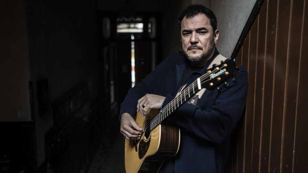 Ismael Serrano posa durante su entrevista con El Español.