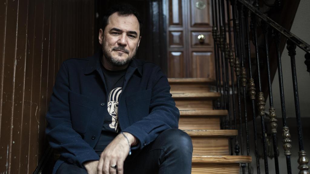 Ismael Serrano posa durante su entrevista con El Español.