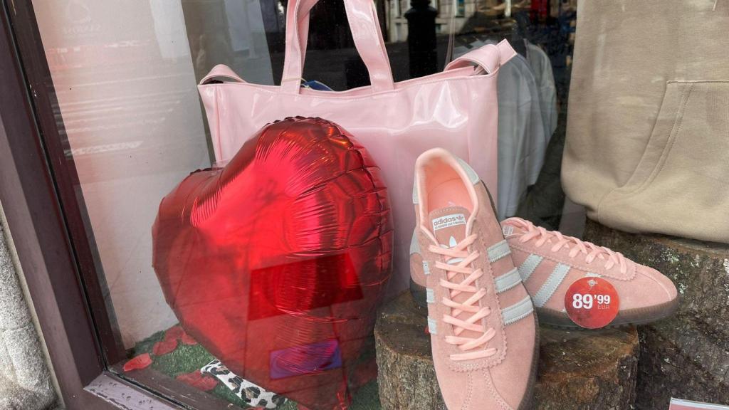 Un escaparate de moda deportiva en Vigo, engalanado por San Valentín.
