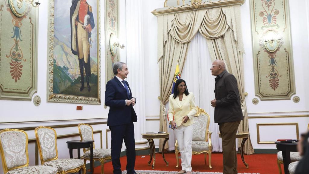 La presidenta encargada, Delcy Rodríguez hablando  junto a al expresidente del Gobierno español, José Luis Rodríguez Zapatero, y el presidente de la Asamblea Nacional de Venezuela, Jorge Rodríguez este viernes, durante un encuentro la sede del Ejecutivo chavista, en Caracas (Venezuela).