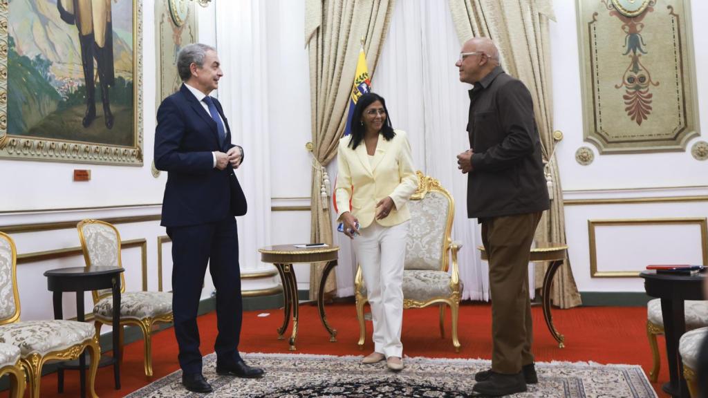 La presidenta encargada, Delcy Rodríguez hablando  junto a al expresidente del Gobierno español, José Luis Rodríguez Zapatero, y el presidente de la Asamblea Nacional de Venezuela, Jorge Rodríguez este viernes, durante un encuentro la sede del Ejecutivo chavista, en Caracas (Venezuela).