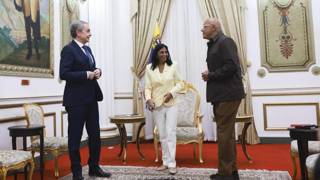 La presidenta encargada, Delcy Rodríguez hablando  junto a al expresidente del Gobierno español, José Luis Rodríguez Zapatero, y el presidente de la Asamblea Nacional de Venezuela, Jorge Rodríguez este viernes, durante un encuentro la sede del Ejecutivo chavista, en Caracas (Venezuela).