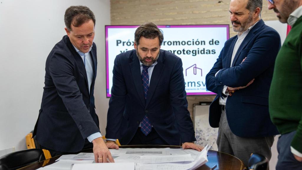 El alcalde de Toledo, Carlos Velázquez, junto al líder regional del PP, Paco Núñez, y el concejal de Vivienda y diputado nacional del partido.