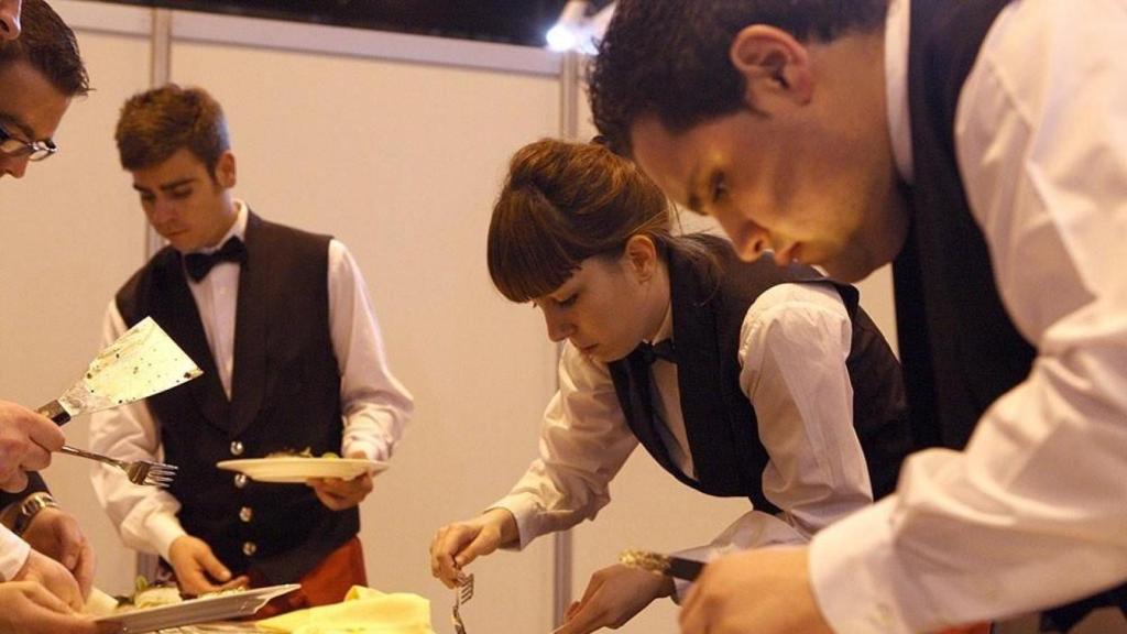 Jóvenes trabajando. EE