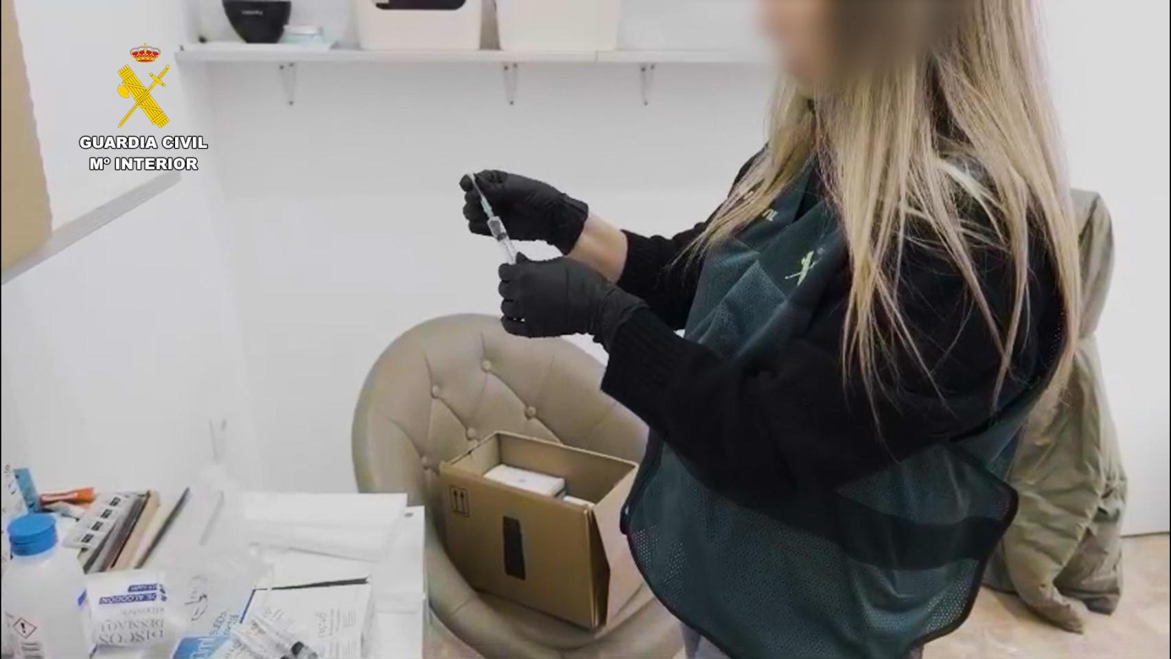 Una agente de la Guardia Civil en el registro.