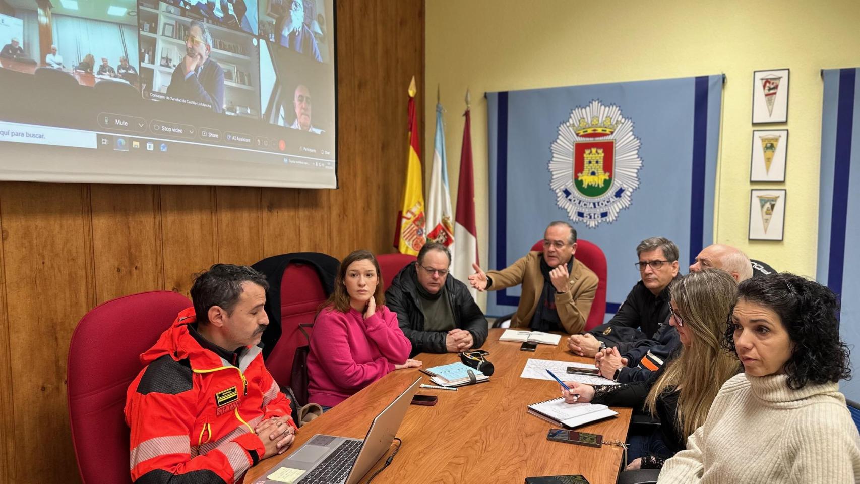 El alcalde José Julián Gregorio junto a miembros de Policía Local, Policía Nacional, Protección Civil, Servicios Generales del Ayuntamiento, Bomberos, Cruz Roja y Aqualia, los ediles de Seguridad Ciudadana, de Urbanismo, de Deportes, y de Agricultura y Ganadería.