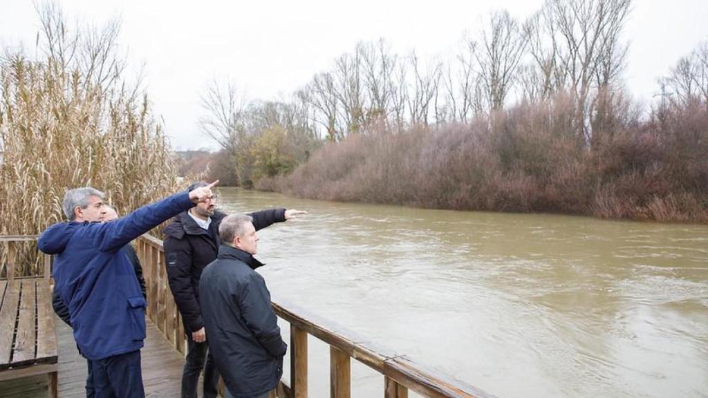 El presidente regional también ha visitado el municipio de Escalona, uno de los más afectados por las crecidas del río Tajo.