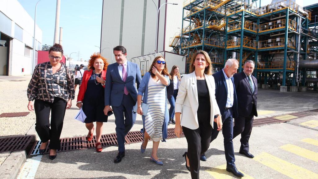 La que fuera vicepresidenta del Gobierno y ministra para la Transición Ecológica y el Reto Demográfico, Teresa Ribera (3D), en el momento que se denuncian los presuntos contratos irregulares durante durante su visita las instalaciones de la Fundación Ciudad de la Energía, Ciuden, en Cubillos del Sil (León) en octubre de 2022