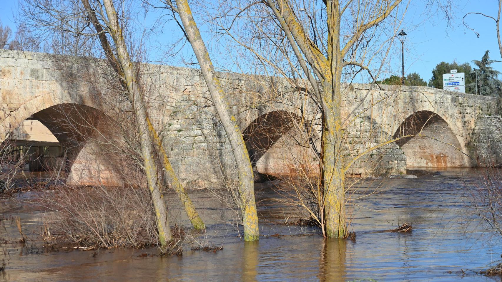El río Arlanza con caudal abundante en Lerma en una imagen de archivo.