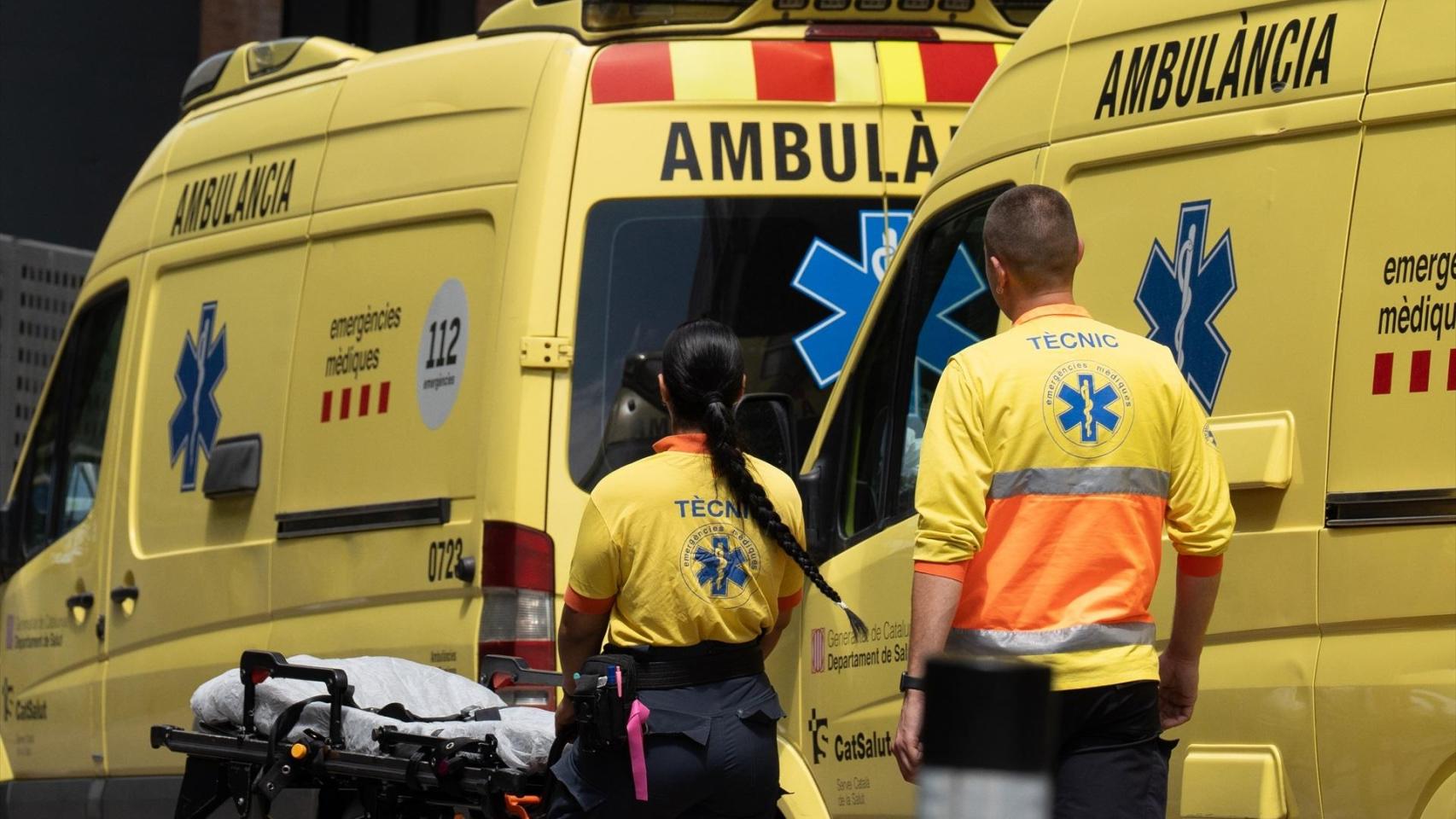 Técnicos de emergencia de una ambulancia.