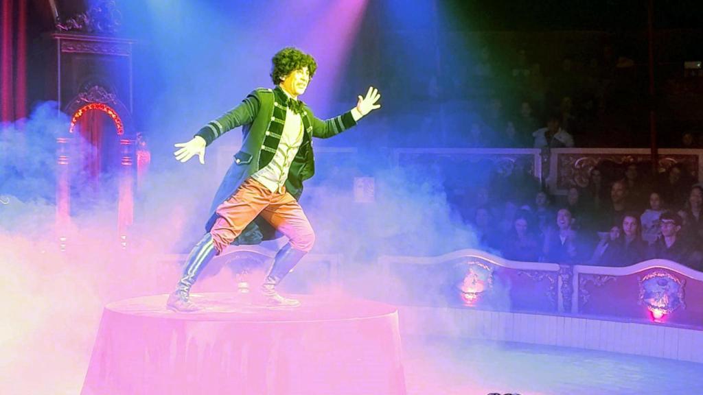 Dimitri, el maestro de ceremonias.