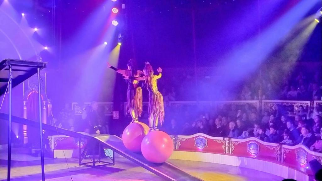 Louisa y Kerry, en su propio espectáculo del Circo Raluy Legacy.