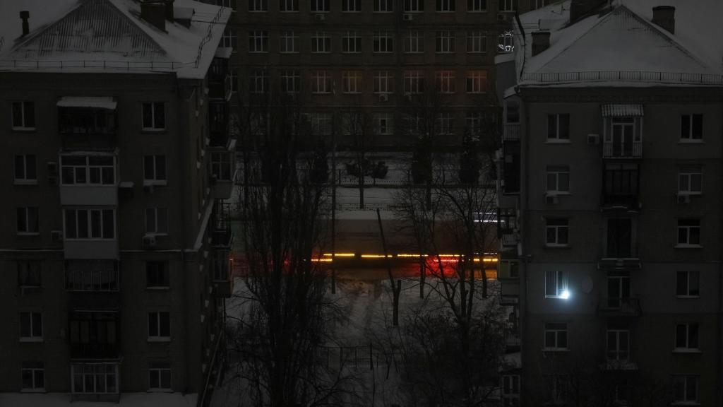 Kiev durante el apagón eléctrico de este sábado debido al ataque masivo ruso que tuvo lugar la madrugada de este viernes.